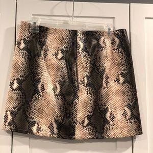 Faux leather snakeskin skirt (L)
